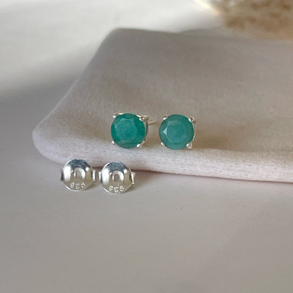 VizionartebyJyoti Jewelry - 925 Sterling Silver Natural Emerald Stud Earrings!! “Royal Delicacies”